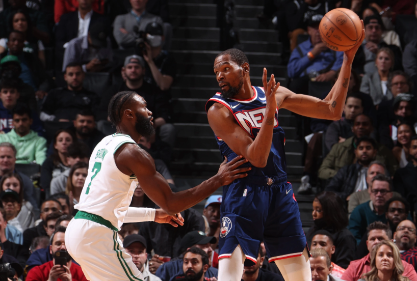 马奎尔：建议废除大部分VAR干预，保留门线技术和越位判罚（马奎尔呼吁取消大部分VAR介入，仅保留门线技术与越位判定）