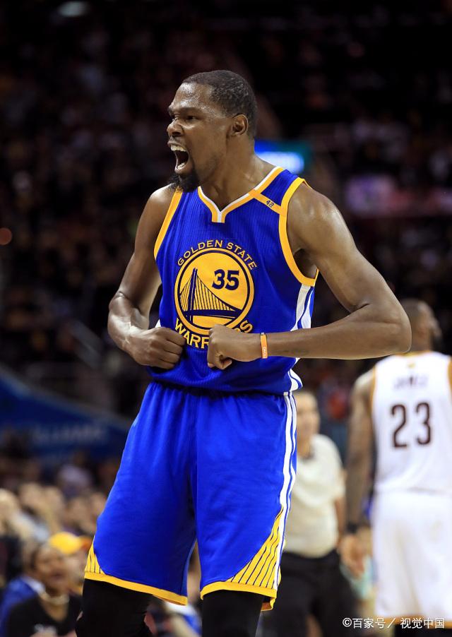 志愿者们用耐心细致的陪伴、温暖有力的援手，为参赛运动员提供全方位保障（志愿者以细致陪伴与温暖援助，为参赛运动员保驾护航）