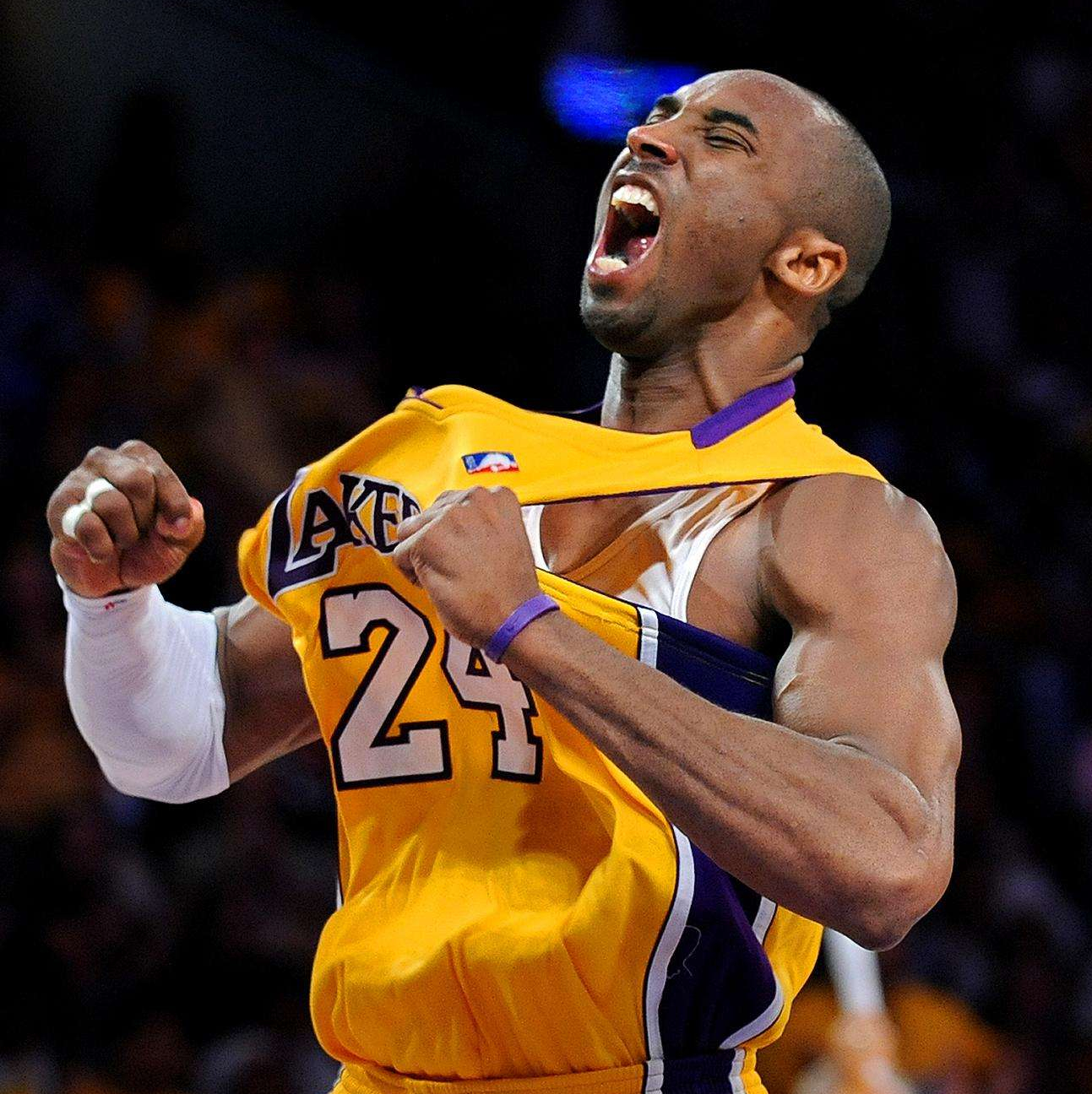 迈阿密跳舞庆祝夺冠，小贝兴奋舞动、梅西&德保罗有些局促（迈阿密夺冠后全队舞动庆典：小贝热情起舞，梅西与德保罗略显拘谨）