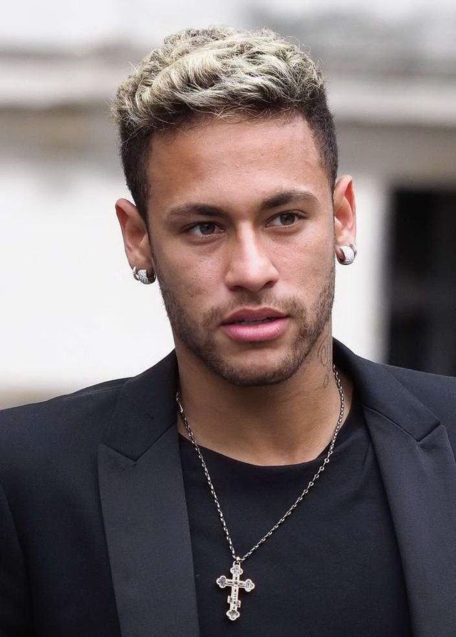 佩里表现抢眼，首节个人第三犯已领到（佩里抢眼发挥，首节已三犯在身）