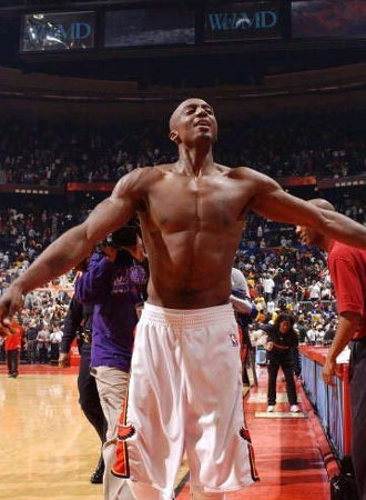 说谁呢？凯尔登在雷霆篮下强硬上进 高喊：骗子！TMD骗子！（说给谁听？凯尔登强势打进雷霆内线怒吼：骗子！TMD骗子！）