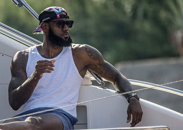 库里23分解锁里程碑！勇士擒独行侠获3连胜 浓眉伤退弗拉格27分（库里23分达成里程碑，勇士击败独行侠豪取3连胜；浓眉伤退，弗拉格轰下27分）