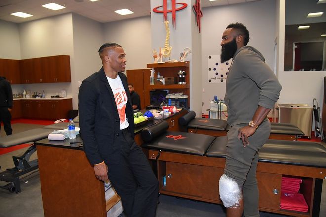 世体：阿隆索回归获利物浦球迷热烈欢迎，阿诺德却遭嘘声相待（世体：阿隆索回归获红军球迷热捧，阿诺德反遭嘘声）