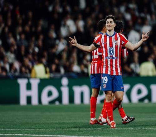 拜仁德甲霸主地位持续巩固（拜仁在德甲的统治优势日益稳固）