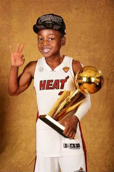 哈登上半场表现抢眼，为球队注入活力（哈登半场火力全开，激活球队士气）