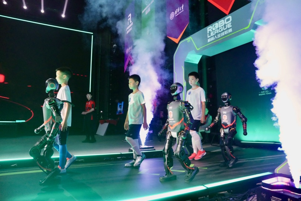 国足进攻端稍有起色，中后场又遇三大位置难题！